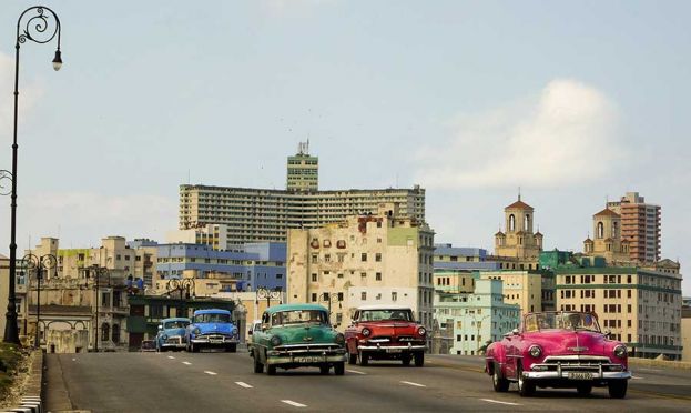 Los Almendrones tienen un significado muy especial en Cuba. Son coches antiguos que ruedan por todo el país como museos andantes. Imagen Alex Calvo Sotelo