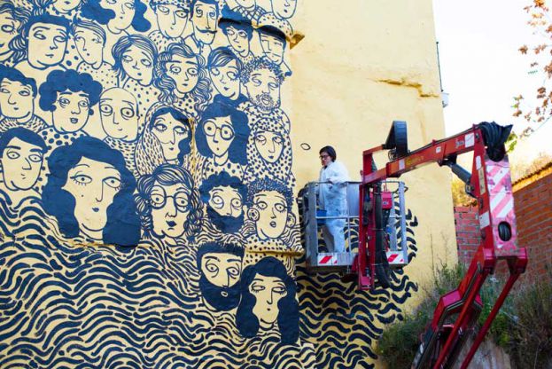 Sara Fratini durante la realización de su mural en la calle Sorovega