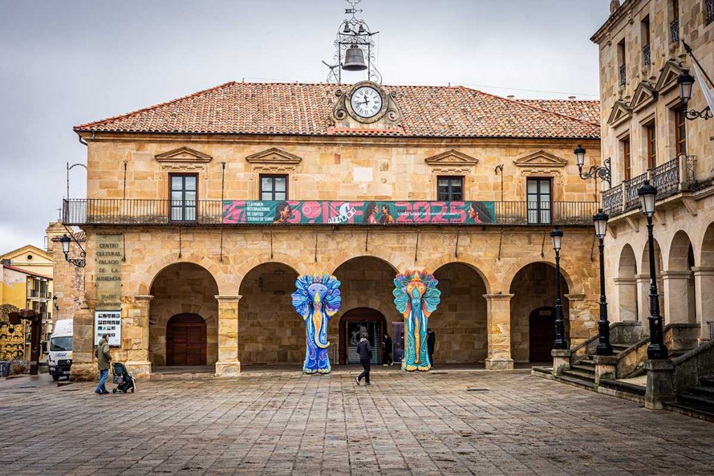 Plaza Mayor con Palacio de la Audiencia vestido de Festival Internacional de Cortos Ciudad de Soria