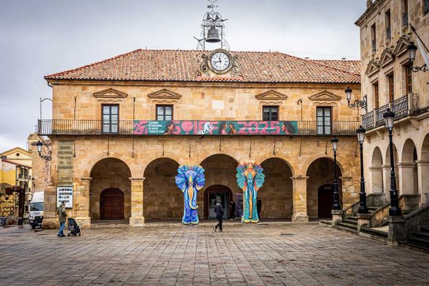 Plaza Mayor con Palacio de la Audiencia vestido de Festival Internacional de Cortos Ciudad de Soria